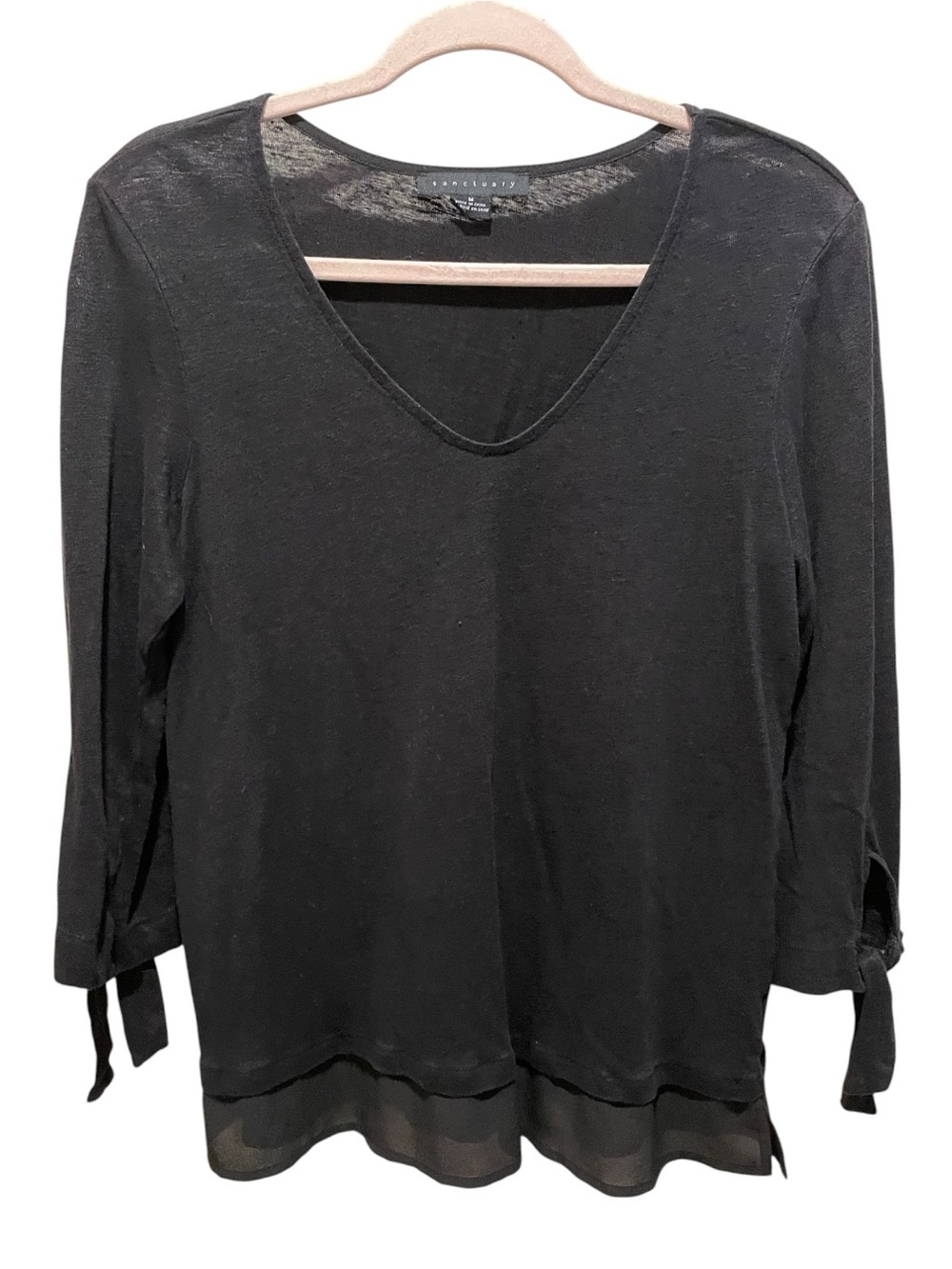 Sanctuary lightweight knit V-neck Top. Size M.